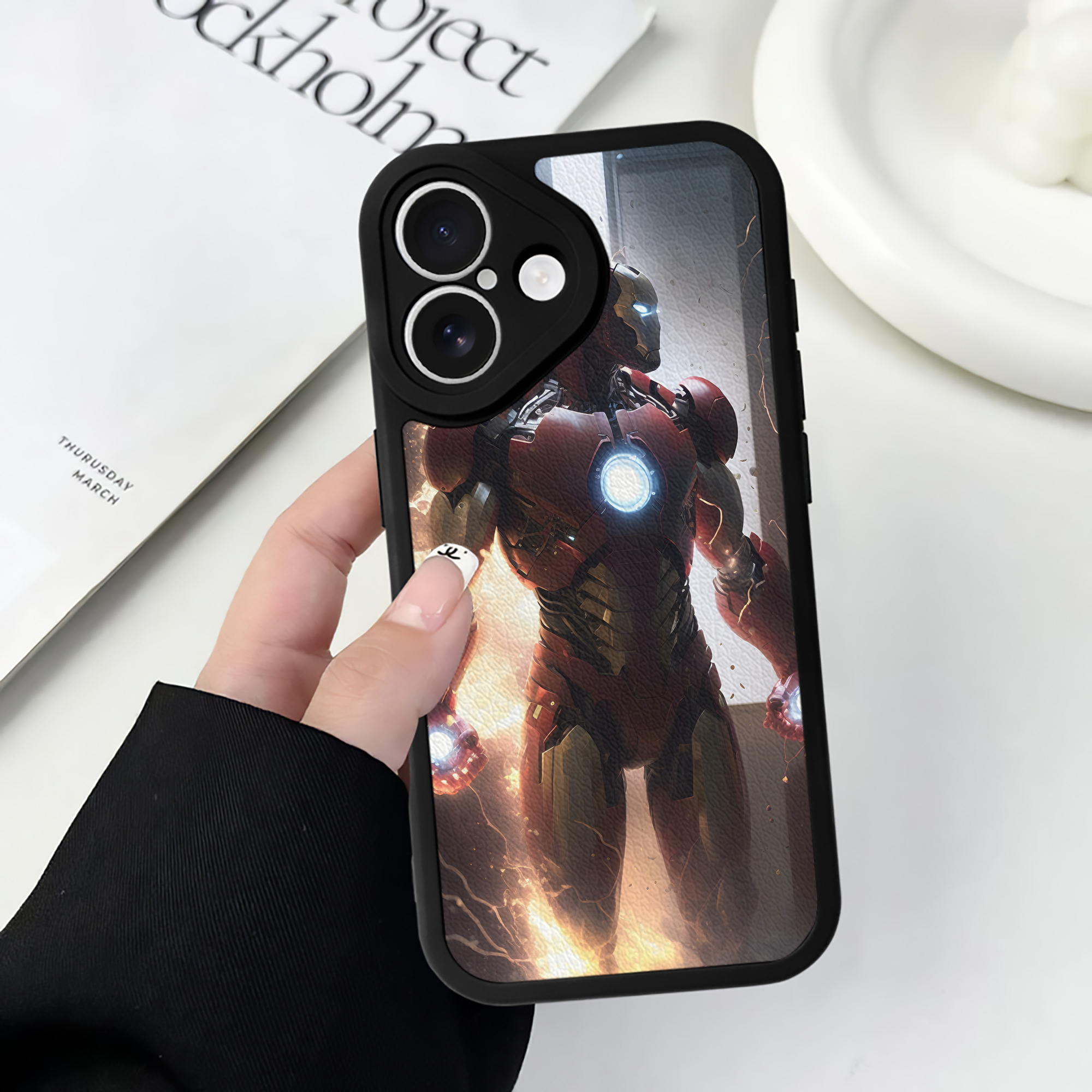 （画像用） アベンジャーズ The Avengers 【iPhone 16シリーズ対応】シリコンスマホケース（レザー調） 材質：シリコン